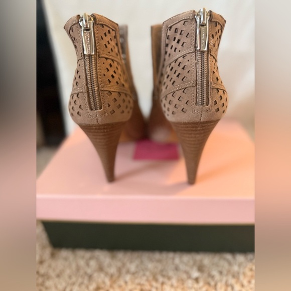 BRAND NEW Vince Camuto Allistan Cutout Peep-Toe Bootie - Picture 5 of 9